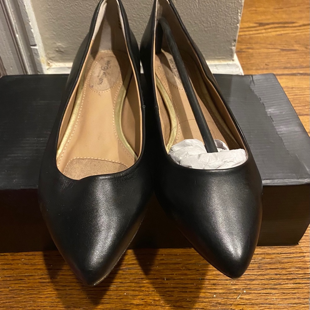 Brand new Wendy Williams black flats size 7